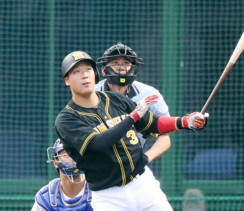 中日対阪神　2回表阪神無死、大山は左越え本塁打を放つ（撮影・加藤哉）