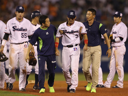 ヤクルト対巨人　9回表巨人無死一塁、重信慎之介の二盗で交錯し、左肘を痛め、退場する西浦（中央）（撮影・狩俣裕三）