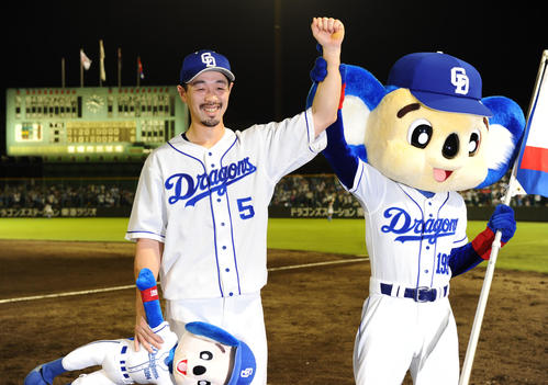 中日対阪神　ヒーローの阿部寿樹（撮影・森本幸一）