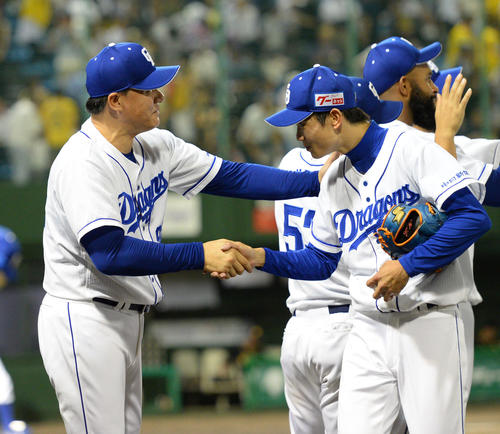 中日対阪神　試合終了、岡田俊哉と握手を交わす与田剛監督（撮影・森本幸一）