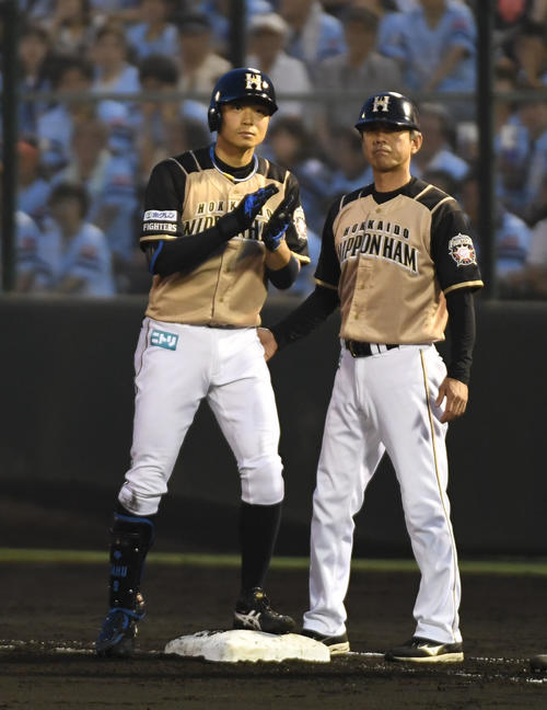 ソフトバンク対日本ハム　5回表日本ハム1死一、三塁、中島卓也は右前適時打を放ち手をたたく（撮影・今浪浩三）