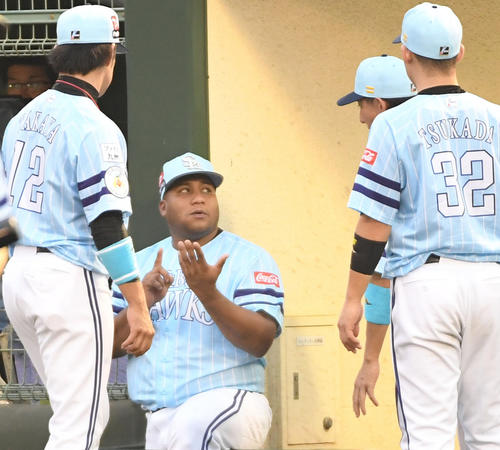 ソフトバンク対日本ハム　スタメンを外れたデスパイネ（左から2人目）はナインに声を掛ける（撮影・今浪浩三）