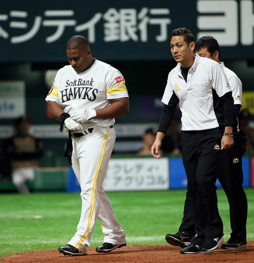 ソフトバンク対日本ハム　3回裏ソフトバンク2死一塁、デスパイネは死球を受ける（2019年7月16日）