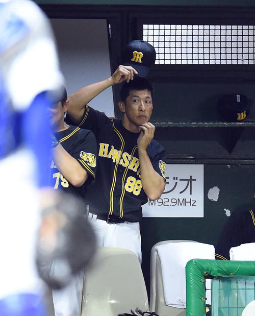 中日対阪神　5回表阪神無死一、二塁、ベンチで頭をかく矢野監督（撮影・森本幸一）