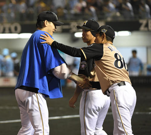ソフトバンク対日本ハム　10勝目を挙げた有原（左）は栗山監督から祝福される（撮影・今浪浩三）