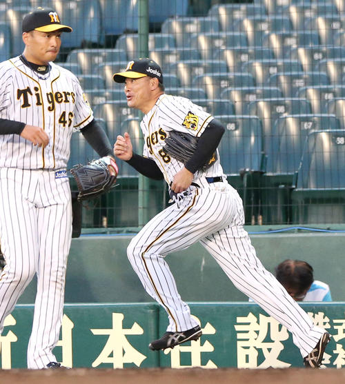 5回表、ダッシュで左翼守備に向かう福留。左は秋山（撮影・上山淳一）