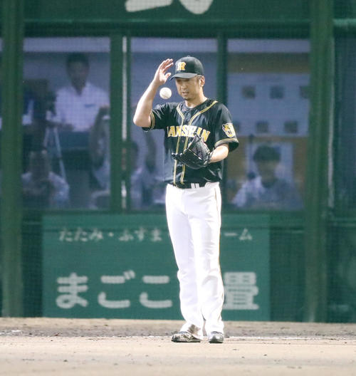 中日対阪神　8回裏中日1死一、二塁、藤川は阿部に中越え2点勝ち越し適時三塁打を浴びる（撮影・加藤哉）