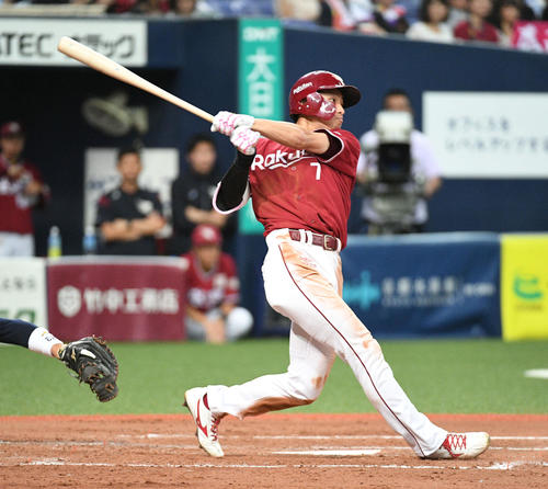 オリックス対楽天　4回表楽天1死二塁、辰己は適時三塁打を放つ（撮影・渦原淳）