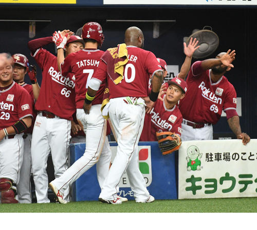 オリックス対楽天　4回表楽天1死三塁、茂木の適時打で生還しナインに迎えられる辰己（中央）（撮影・渦原淳）
