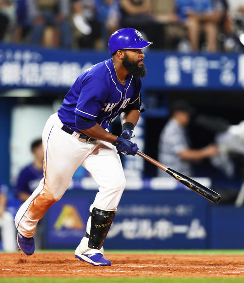 DeNA対中日 5回表中日1死一、二塁、アルモンテは中越え適時二塁打を放つ(撮影・足立雅史)