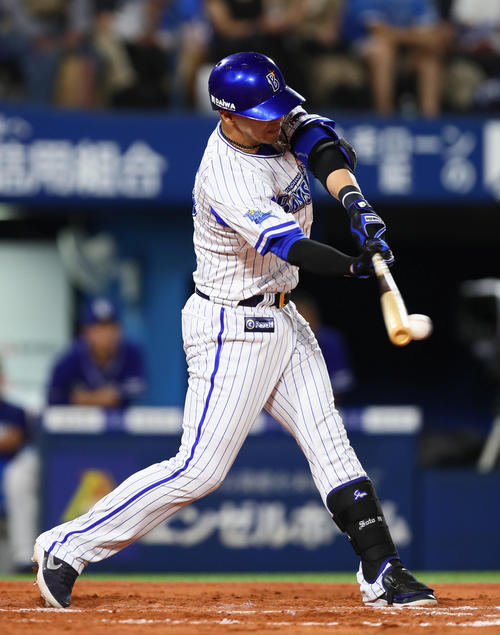 DeNA対中日 7回裏DeNA1死一、三塁、ソトは適時内野安打を放つ(撮影・足立雅史)