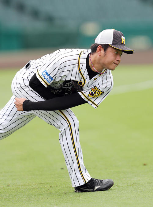 投手指名練習でキャッチボールを行う阪神高橋遥（撮影・前田充）