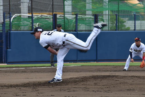 ソフトバンク3軍との練習試合で力投するアルバース