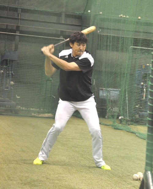 ソフトバンク内川はティー打撃を行う