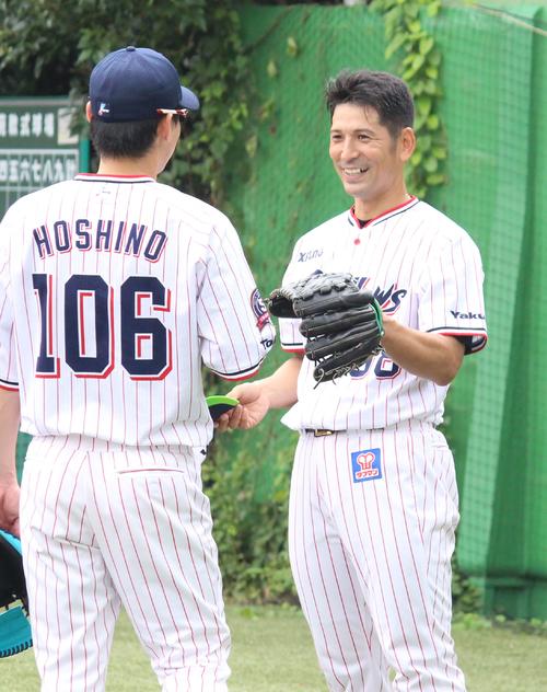 1軍の練習に合流し、笑顔を見せるヤクルト山中（右）（撮影・保坂恭子）