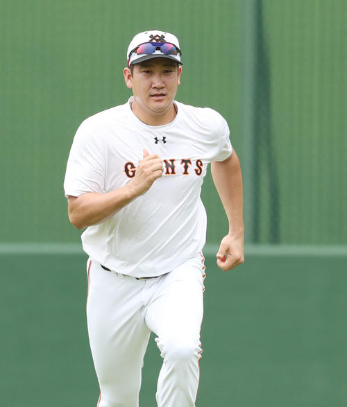 ダッシュする巨人菅野（撮影・垰建太）