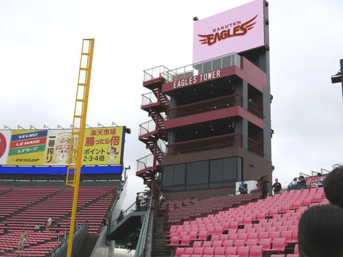 楽天生命パーク一塁側に完成したイーグルスタワー