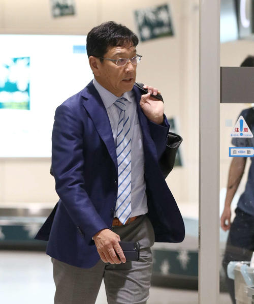 新千歳空港に到着した日本ハム栗山監督（撮影・黒川智章）
