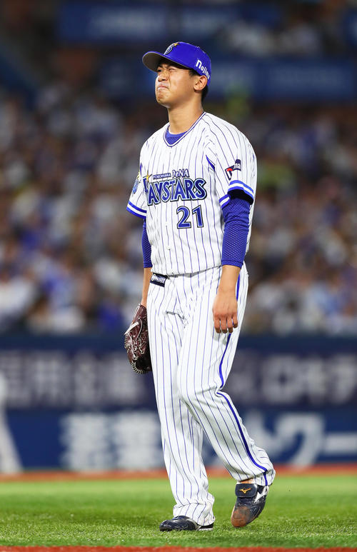 DeNA対中日　5回、勝ち越しを許し厳しい表情でベンチに戻るDeNA今永（撮影・足立雅史）