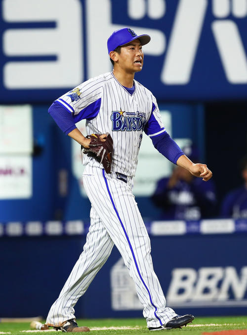 5回表中日1死一、二塁、今永はアルモンテに中越え適時二塁打を浴び渋い表情を見せる（撮影・足立雅史）