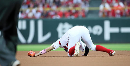 広島対巨人　1回表巨人無死一、三塁、丸佳浩の打球をトンネルする菊池涼介（撮影・栗木一考）