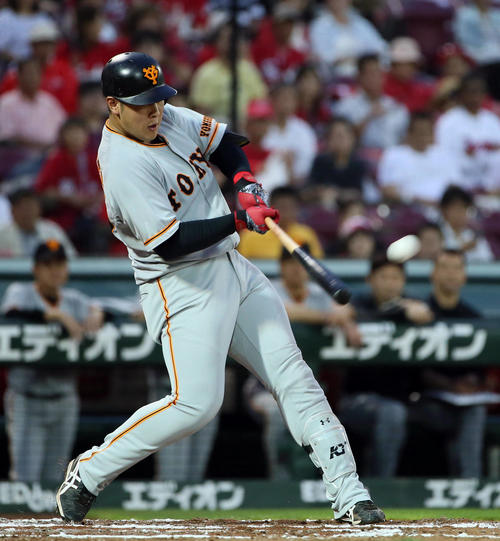 広島対巨人　3回表巨人無死、左越えソロ本塁打を放つ岡本（撮影・栗木一考）