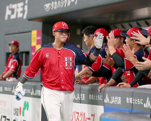 日本ハム対ロッテ　4回裏日本ハム無死、左越え本塁打を放ちナインに出迎えられる中田（撮影・黒川智章）