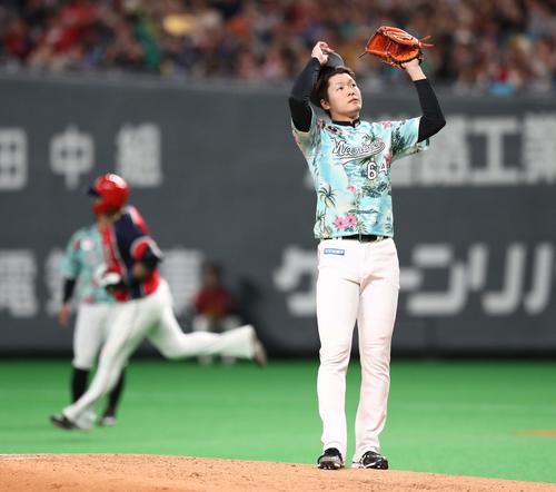 日本ハム対ロッテ　4回裏日本ハム無死、中田に左越え本塁打を浴びる二木（撮影・黒川智章）