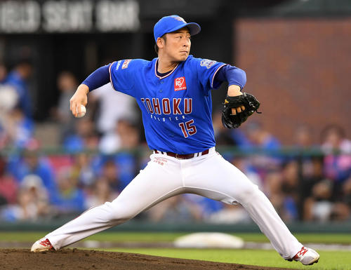 楽天対ソフトバンク　力投する楽天先発の美馬（撮影・横山健太）