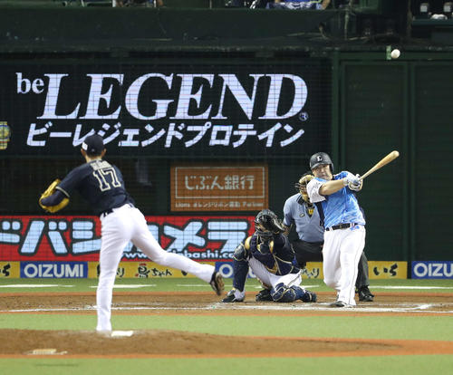 西武対オリックス　11回裏西武1死、左越えサヨナラ本塁打を放つ中村。投手増井（撮影・河野匠）