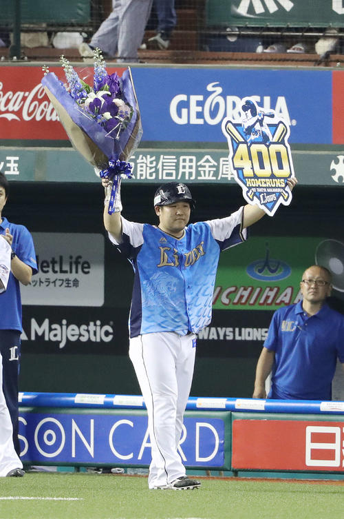 西武対オリックス　11回裏西武1死、左越えサヨナラ本塁打が通算400本塁打となり、ボードを掲げる中村（撮影・河野匠）