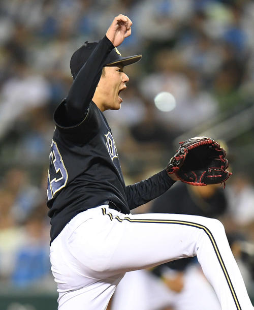 西武対オリックス　6回裏西武2死一塁、山本は外崎を三振に仕留めて気合のシャウト（撮影・山崎安昭）