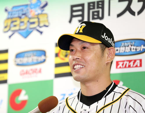 6月度「スカパー!サヨナラ賞」を受賞し会見する阪神の原口文仁（撮影・上山淳一）
