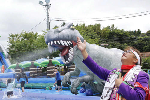 鎌スタ☆祭2019をPRする謎の二刀流キャラクター「DJチャス。」（右）
