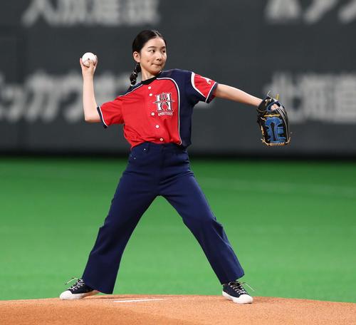 日本ハム対ロッテ　ファーストピッチセレモニーに登場した福地桃子（撮影・黒川智章）