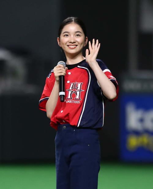 日本ハム対ロッテ　ファーストピッチセレモニーに登場した福地桃子（撮影・黒川智章）