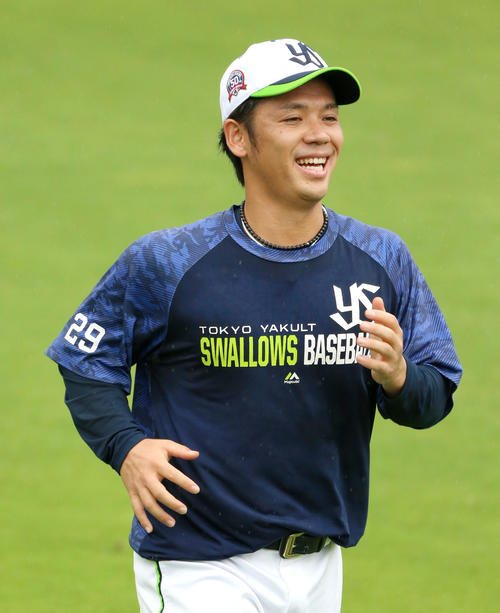 阪神対ヤクルト　試合前の練習でリラックスした表情でランニングするヤクルトの小川泰弘（撮影・上山淳一）