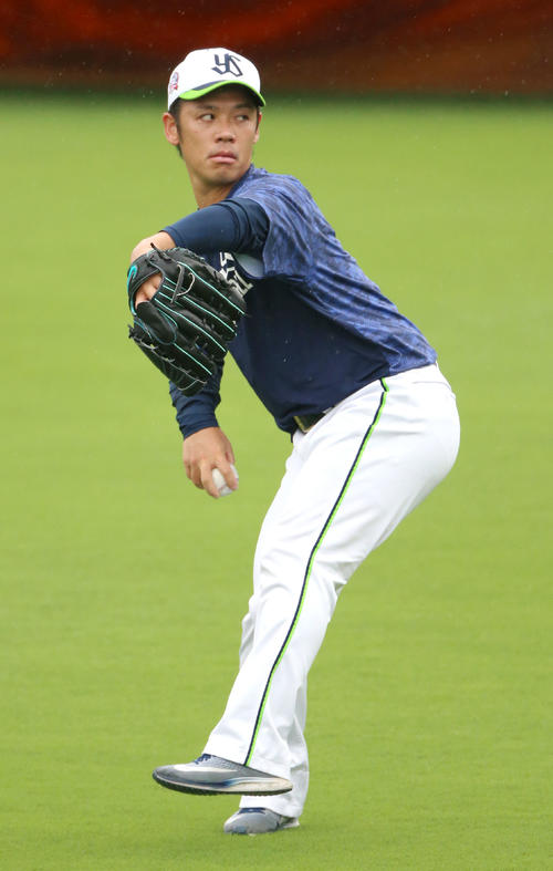 阪神対ヤクルト　試合前の練習でキャッチボールするヤクルトの小川泰弘（撮影・上山淳一）