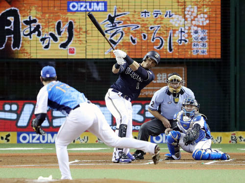 西武対オリックス　1回表オリックス1死一、三塁、右前に先制の適時打を放つモヤ。投手高橋光（撮影・河野匠）