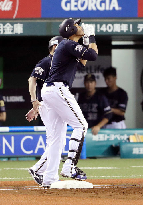 西武対オリックス　1回表オリックス1死一、三塁、右前に先制の適時打を放ち塁上で喜ぶモヤ（撮影・河野匠）