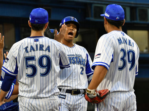 DeNA対中日　1回裏DeNA1死一、二塁、左越え3点本塁打を放ったロペス（中央）は生還し平良（手前左）とタッチを交わす（撮影・滝沢徹郎）