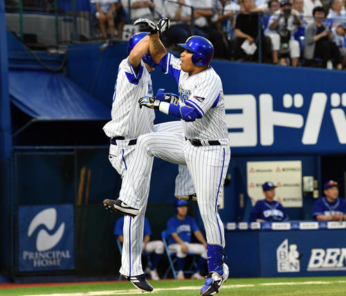 DeNA対中日　1回裏DeNA1死一、二塁、左越え3点本塁打を放ったロペス（左）は生還し筒香嘉智とハイタッチする（撮影・滝沢徹郎）