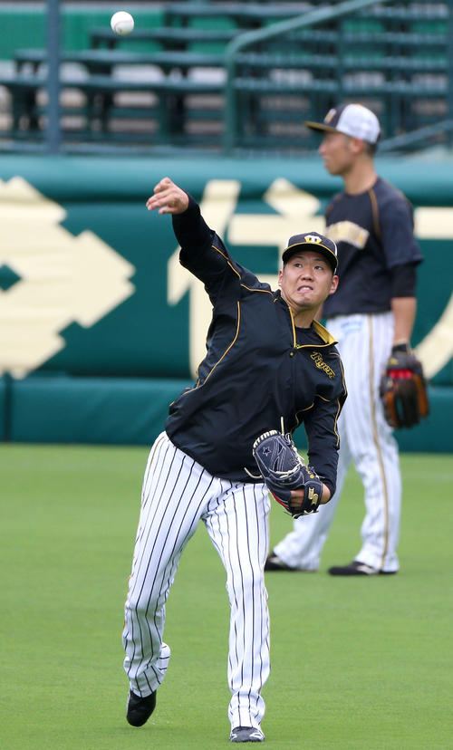 試合前の練習でキャッチボールする西（撮影・上山淳一）