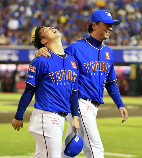 楽天対ソフトバンク　試合後、楽天伊藤智コーチ（右）に慰められる美馬（撮影・横山健太）