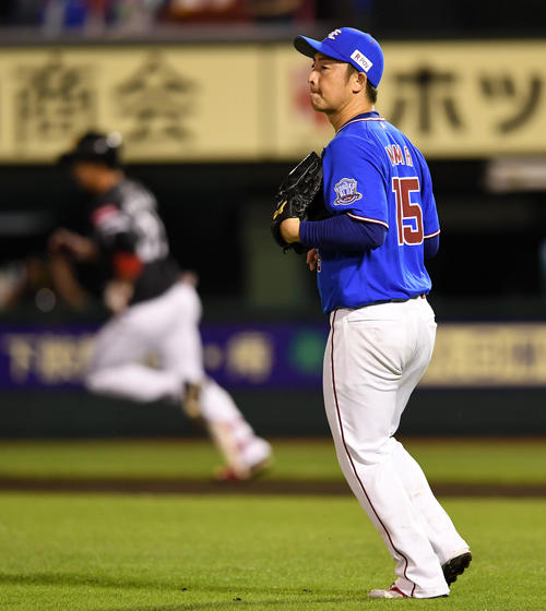 楽天対ソフトバンク　9回表ソフトバンク無死一塁、美馬は栗原に左前打を浴びノーヒットノーランは消滅する（撮影・横山健太）