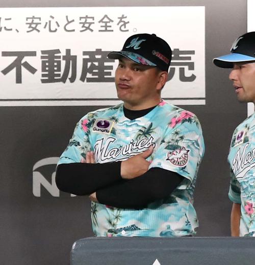 日本ハム対ロッテ　ベンチで渋い表情の井口監督（撮影・黒川智章）