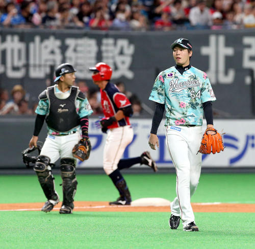 日本ハム対ロッテ　5回裏日本ハム1死一、三塁、大田（左奥）に2点適時二塁打を打たれるロッテ二木（撮影・佐藤翔太）