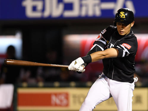 楽天対ソフトバンク　9回表ソフトバンク2死三塁、右越え適時三塁打を放つ上林（撮影・横山健太）