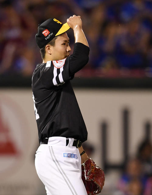 楽天対ソフトバンク　5回裏楽天1死、茂木に右越え本塁打を浴び肩を落とす千賀（撮影・横山健太）