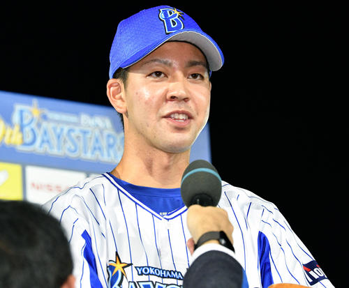 DeNA対中日　ヒーローインタビューで笑顔を見せるDeNA平良（撮影・滝沢徹郎）